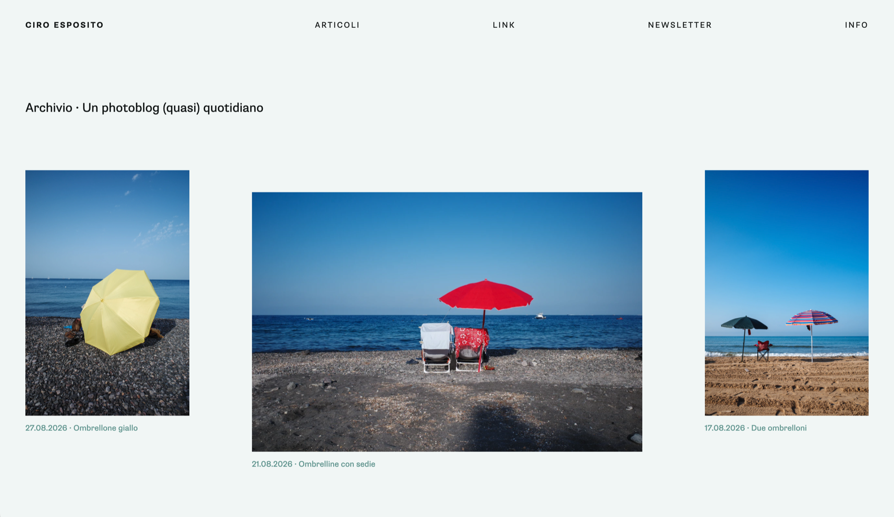 La griglia del photoblog con alcune foto di ombrelloni al mare scattate durante l’estate